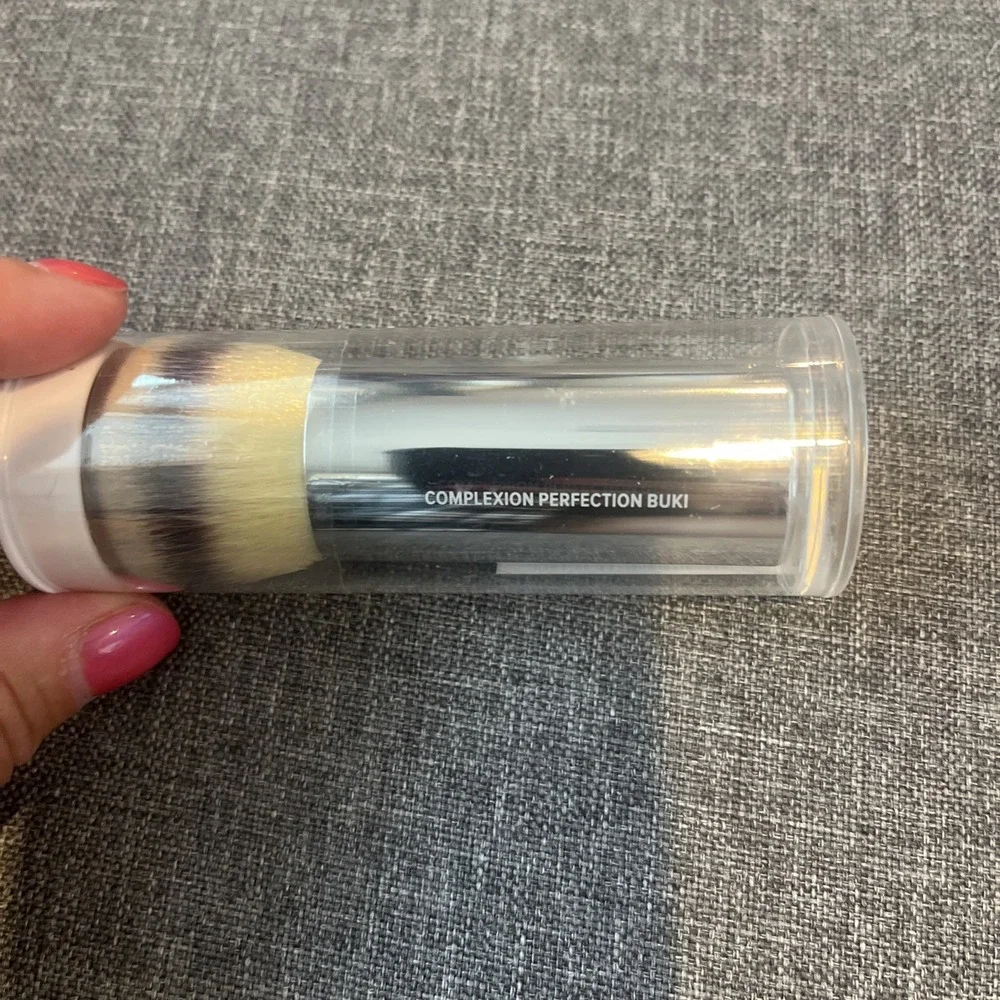 IT COSMETICS COMPLEXION PERFECTION BUKI BRUSH - BRAND NEW!